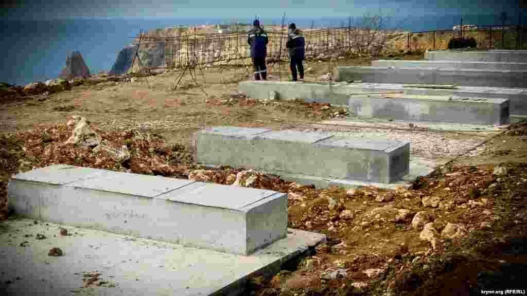 Залили несколько бетонных фундаментов для капитальных строений