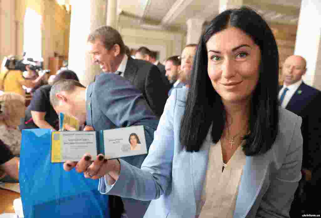 Народний депутат України від партії «Слуга народу» Вікторія Кінзбурська показує своє посвідчення депутата
