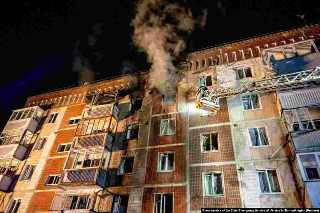 Так виглядає житловий будинок, куди влучив російський дрон.  «Почув вибух, і скло на мене полетіло», – каже Іван Миколайович. «Дуже добре бахнуло. Подумав, що ракета»