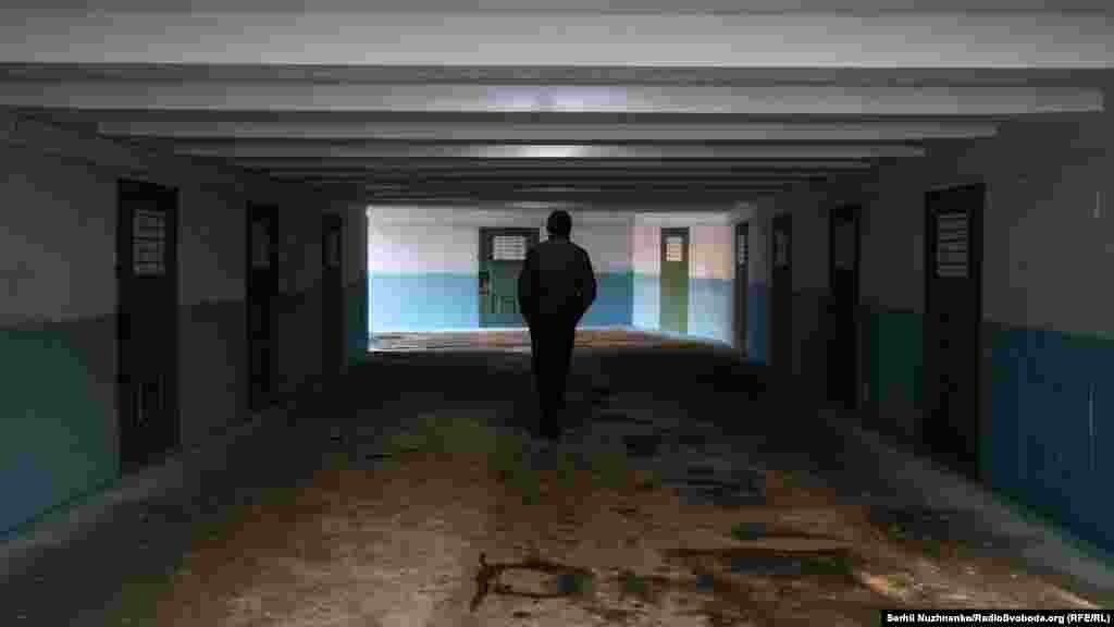 Подземный переход стилизованный под «коридор СИЗО»