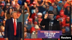 Дональд Трамп и Илон Маск во время предвыборного митинга, 5 октября 2024 года