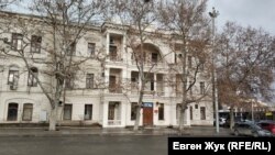 Здание бывшей гостиницы «Кистъ» на площади Нахимова в Севастополе