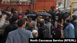 У здания Шалинского горсуда, 18 марта 2019 г.