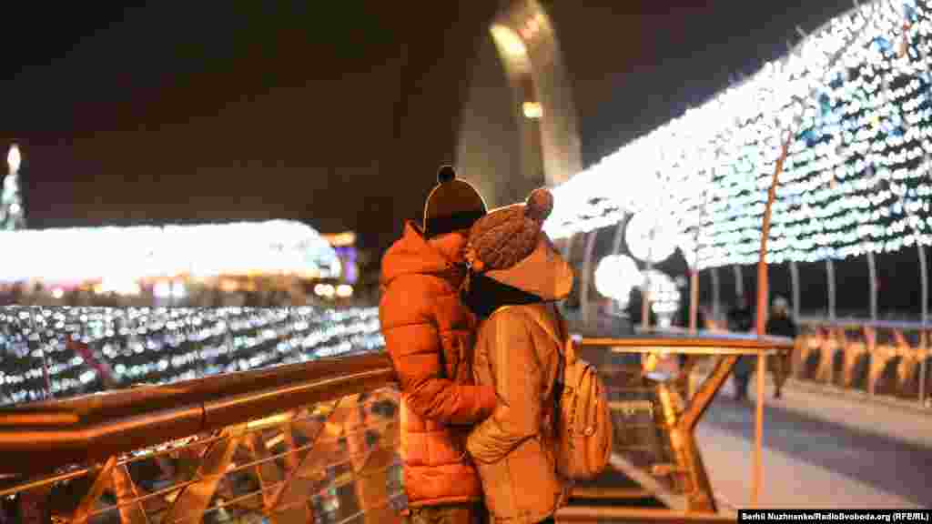 Пішохідно-велосипедний міст. За допомогою ілюмінації міст перетворили на світловий тунель із декоративними та живими ялинками