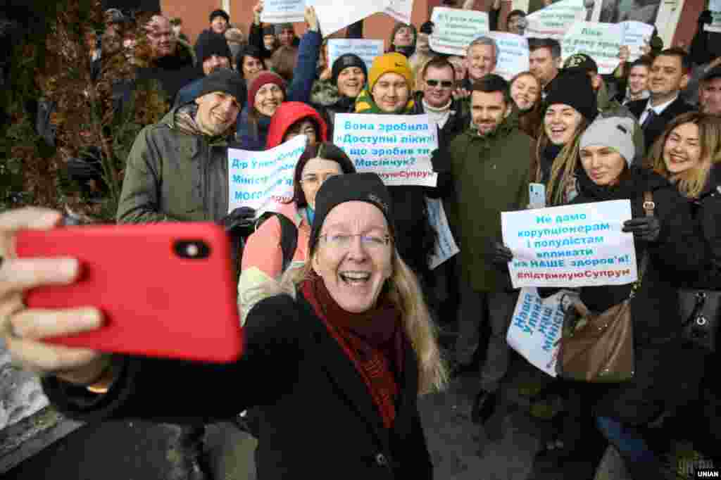 Усунута від виконання обов'язків міністра охорони здоров'я Уляна Супрун фотографується з учасниками акції на її підтримку біля будівлі Окружного адміністративного суду міста Києва, у Києві, 15 лютого 2019 року