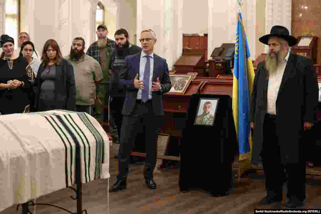 Посол Ізраїлю в Україні Михайло Бродський під час прощальної промови. «Хочу висловити свої співчуття у зв'язку з жахливою трагедією, сімейною трагедією. Трагедією для всієї єврейської громади України. Те, що трапилося, говорить про те, що у нас спільна доля, євреї та українці розділяють ті ж самі тяготи і ті ж самі проблеми, з якими стикається сьогодні Україна. Всі тяготи війни. І платить своїм життям за право України залишатися вільною країною», – сказав посол