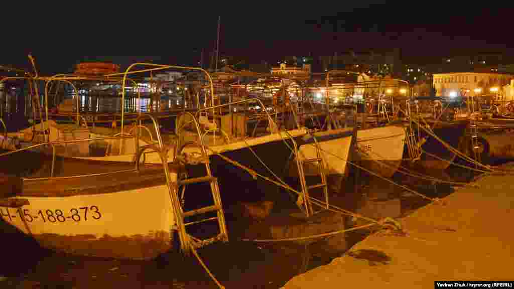 Прогулочные ялики «припаркованы» у набережной, они ждут начала летнего сезона