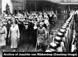 В’ячеслав Молотов з Йоахімом фон Ріббентропом і фельдмаршалом Вільгельмом Кейтелем обходять почесну варту. 12 листопада 1940 року