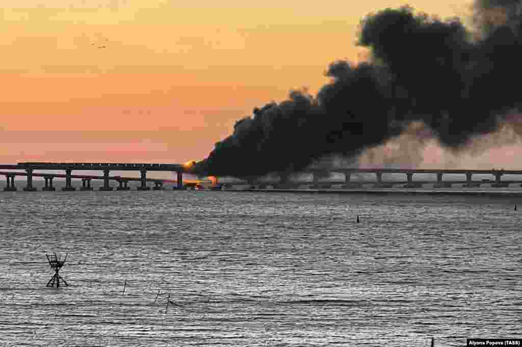 Удари по воєнних об'єктах в Криму зруйнували міф Кремля про його непорушну владу на окупованому 2014 року півострові. Вибух на Керченському мосту справив панічний ефект на росіян, які переїхали жити до Криму. Пожежа на мосту. Світанок у Керченській протоці. 8 жовтня 2022 року 