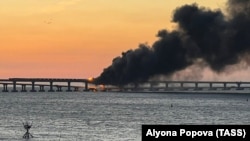 Пожежа на Керченському мосту на світанку в Керченській протоці. 8 жовтня 2022 року
