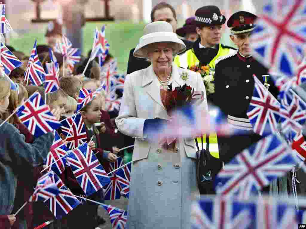 Королеву приветствуют во время приезда в Вулвич на открытии реконструированной Больницы Королевы Елизаветы. 11 декабря 2001 года. 