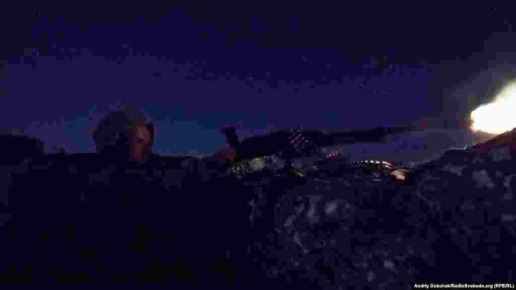 Вже у темряві бій розгоряється потужніше і йде майже по всій лінії позицій. Ворог починає бити з кулеметів, гранатометів та СПГ. У повітрі над головою постійно чути свист куль, іноді пролітають ворожі трасери, лунають вибухи. Морпіхи не баряться і відповідають  «дзеркально» тим самим. Кілька їхніх гранат підпалюють одну з позицій «бойовиків» у посадці напроти нас. Вона довго, але неяскраво палає з гучним шипінням (напевно то вигорав тол у протитанкових мінах розставлених навколо їхніх позицій). На фото – матрос Рослистав стріляє з кулемета ПКТ