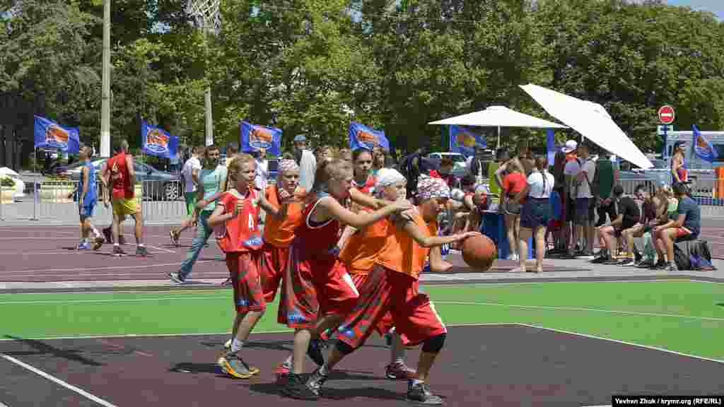 Баскетболу кожен вік підвладний. На фото – наймолодші учасниці турніру