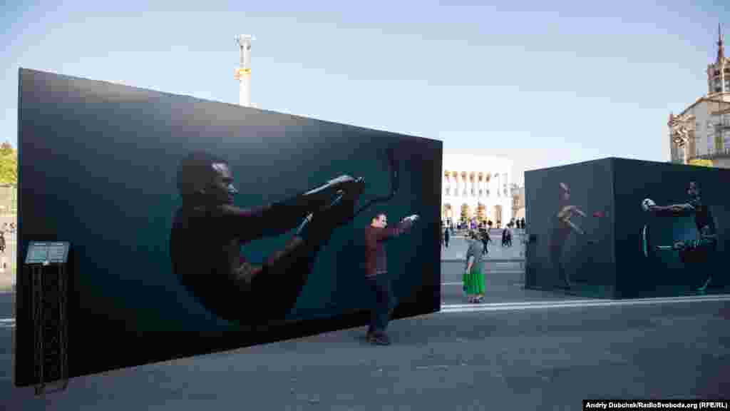 Ветеран АТО Вадим Свириденко біля своєї світлини під час відкриття фотовиставки «Переможці» на майдані Незалежності. Київ, 3 травня 2017 року ПЕРЕГЛЯНЬТЕ ФОТОГАЛЕРЕЮ