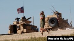 Солдат США біля американської військової бази, Манбідж, північна Сирія, квітень 2018 року