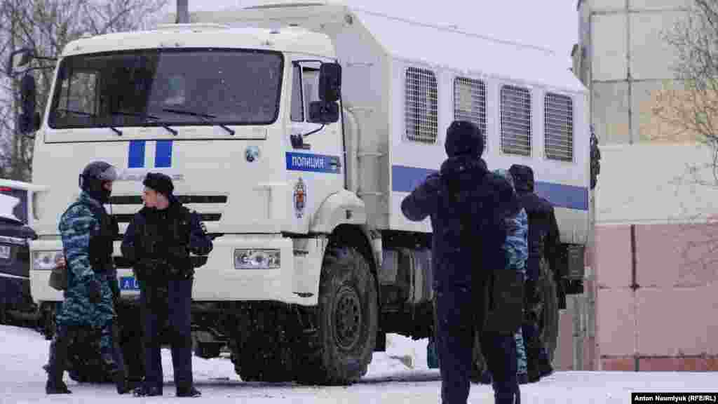 Как пишет в Фейсбуке журналист Антон Наумлюк, на место обыска в квартире Эмиля Курбединова прибыл спецназ