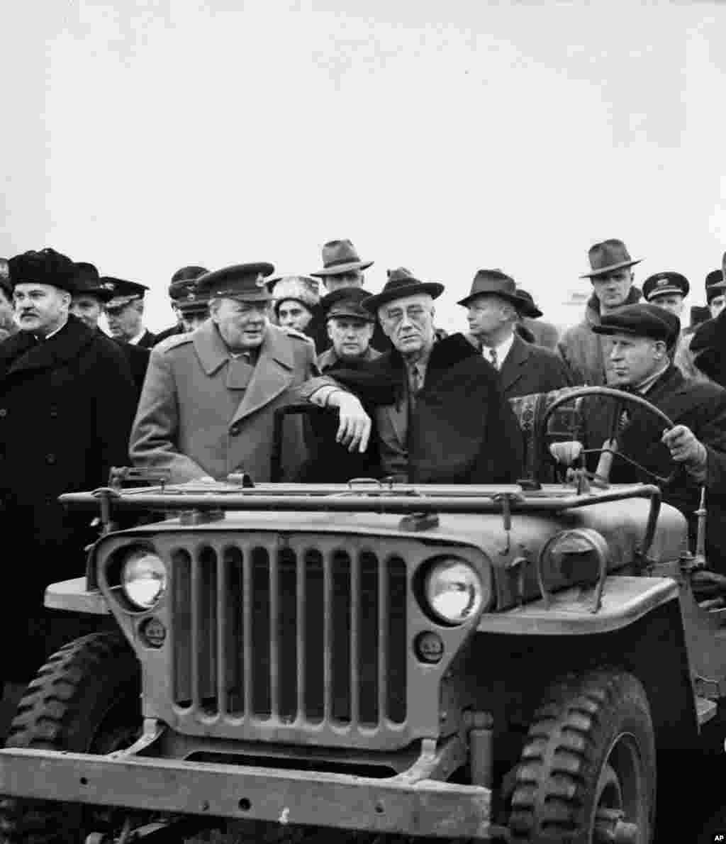 С 4 по 11 февраля 1945 года Крымский полуостров оказался в фокусе внимания всего мира. В эти дни в Ялте проходила конференция глав держав-союзников антигитлеровской коалиции во Второй мировой войне. Президент Рузвельт (на фото в центре) прилетел в Крым из Мальты, где встречался с Черчиллем. Он приземлился на аэродроме Сак и после этого поехал в Ялту