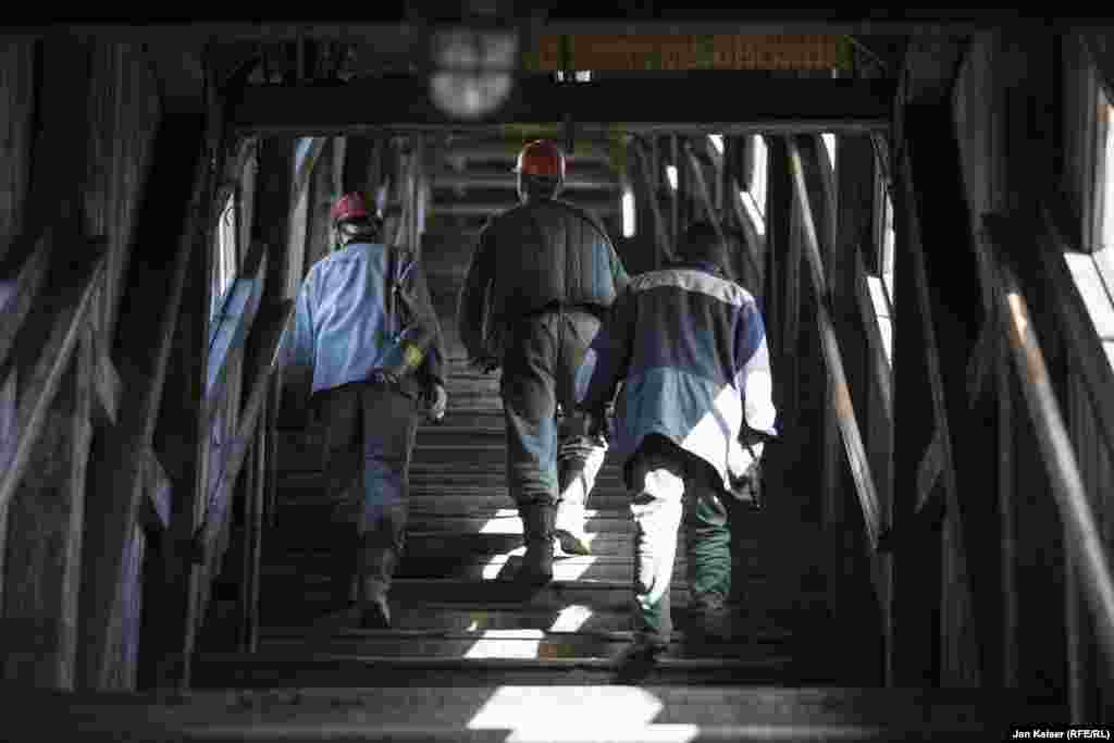 Основное население Баренцбурга – шахтеры. Большинство из них украинцы из Донецка и Луганска. Условия работы в шахтах Арктики похожи на условия в шахтах Донбасса.