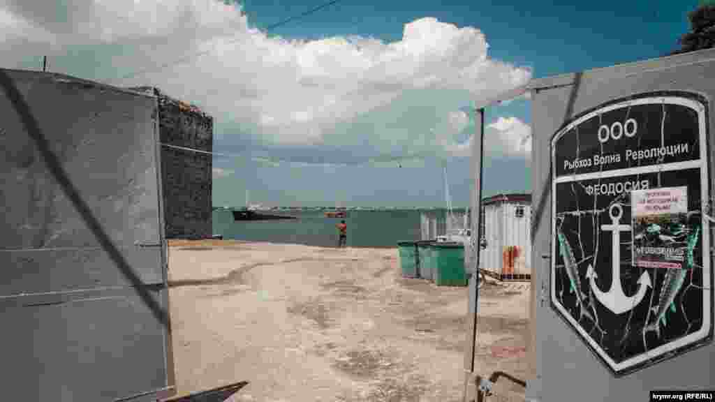 Рыбсовхоз «Волна Революции» продолжает поставлять рыбу городу. К 9 утра привозят ставриду по 120 рублей (около 48 гривен) за килограмм. Разбирают улов за считанные минуты