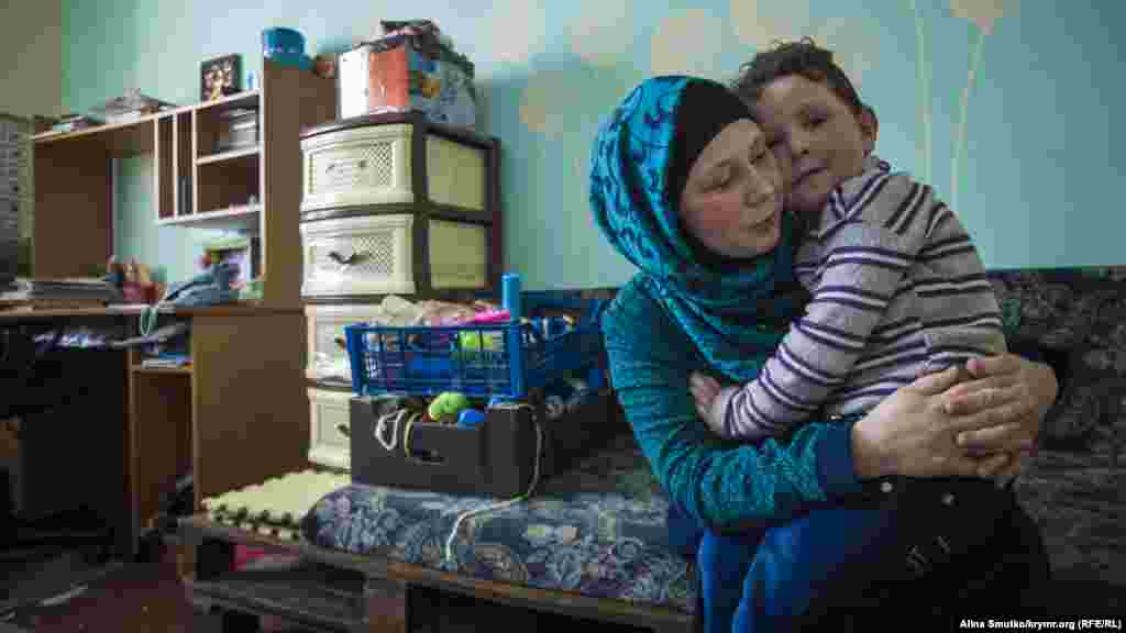 Семья осужденного по симферопольскому «делу Хизб ут-Тахрир» Теймура Абдуллаева. Он после пересмотра приговора получил 16 лет и 6 месяцев колонии