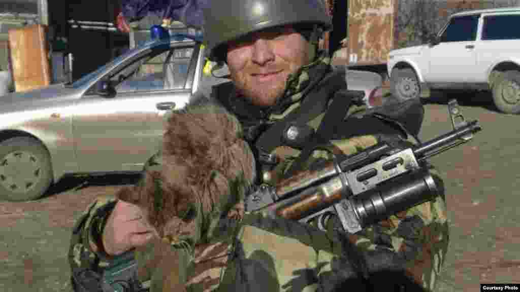 Руслан «Рем», захищав ДАП у складі 7-го батальйону «Правого сектору»: «Заїхавши на вежу, ми стандартно посеред білого дня вивісили прапор – хоча у цей час стріляли з «Утьоса». Загалом, на метеостанції я шість разів вішав прапор. Останнього разу, коли ми були з Ілюхою «Йожиком» та «Адіком», ми вивісили там червоно-чорний прапор. Це сепаратистів дуже роздратувало, вони почали його «гасити» – ми спостерігали за тим, як він поступово ставав дірявим. Та ми знову його вішали з криками «Слава Україні». Їх це дратувало ще більше і вони починали наступ». Детальніше – тут.   