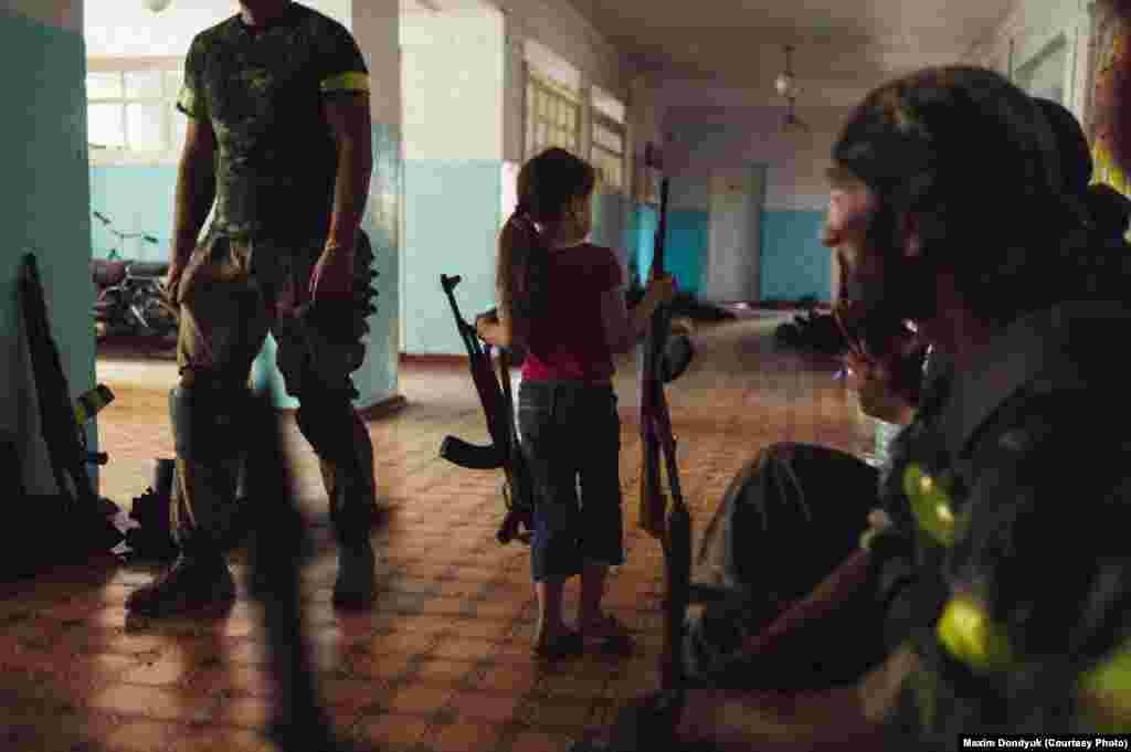 Иловайский "котел". 21 августа. Бойцы украинской армии в здании школы. В руках маленькой девочки деревянные муляжи автоматов.