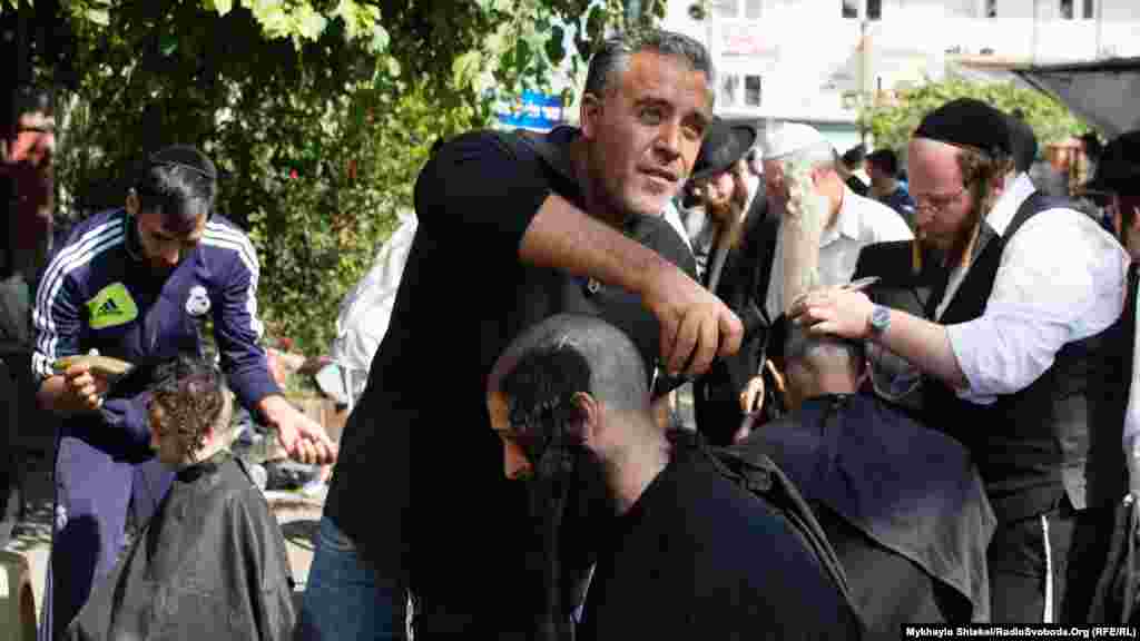 Багато хто з хасидів робить ось такі зачіски — голять голову, залишають пейси. Їхня довжина залежить від того, до якої громади належить єврей