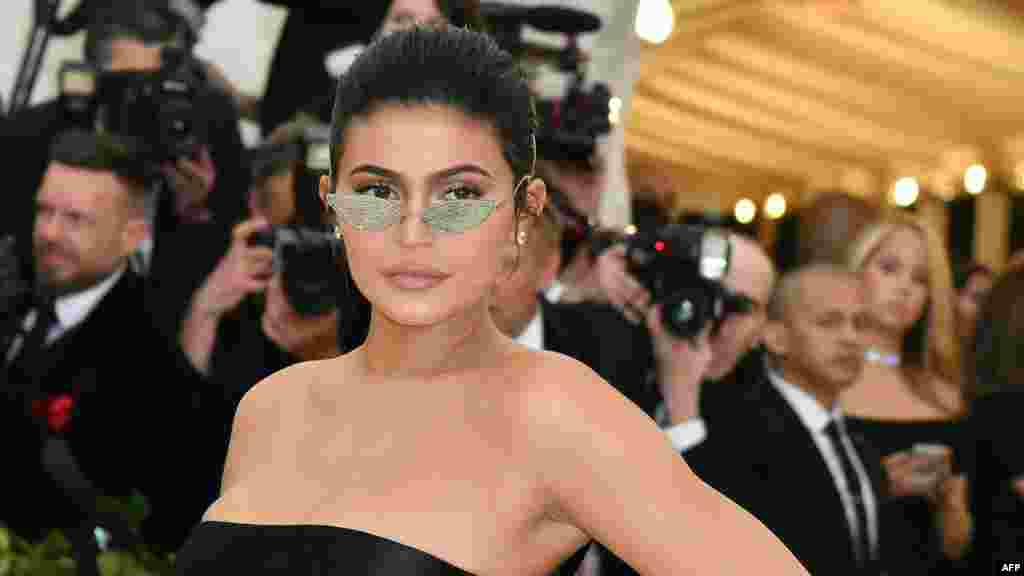 21-річна Кайлі Дженнер стала наймолодшою багатійкою світу. На косметиці власного імені вона самотужки заробила 1 мільярд доларів. До речі, зірка реаліті-шоу «Сестри Кардашіан» також одна з найпопулярніших користувачів Instagram. Кількість її підписників складає 128 мільйонів