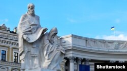 Скульптури просвітителів, творців слов'янської азбуки, болгар Кирила і Мефодія та будівля МЗС України в Києві