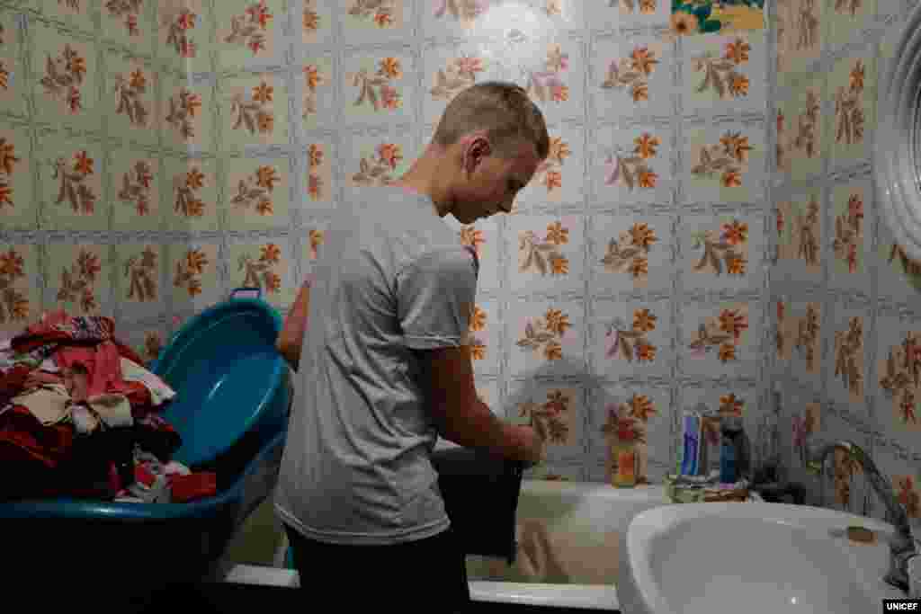 Багато дітей і їхніх родин, які живуть в уражених конфліктом районах, не мають стабільного доступу до води. На фото 13-річний Едік Горбулін, який живе у Бахмутці Донецької області, виливає набрану у колодязі воду у ванну. Так він допомагає своїй матері підготуватися до прання білизни. «Для цього потрібно 20 відер води», – розповідає Едік.