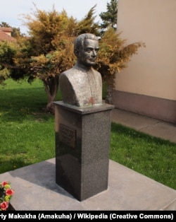 Пам'ятник Гавриїлу Костельнику біля собору на його батьківщині. Руський Керестур (Сербія)