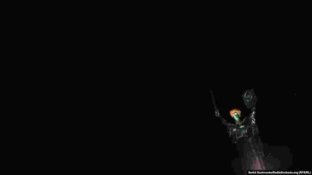 «Батьківщина-мати» у променях світла в пам'ять про загиблих у Другій світовій війні