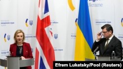 Міністр закордонних справ України Дмитро Кулеба і керівник МЗС Великої Британії Ліз Трасс на прес-конференції за підсумками переговорів. Київ, 17 лютого 2022 року