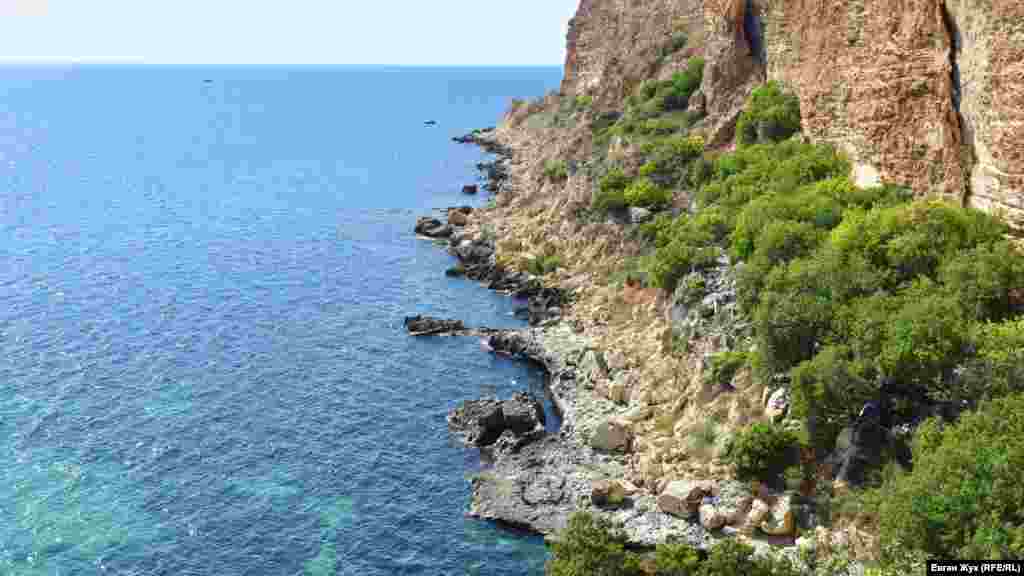 Конечная точка путешествия – фисташковая роща на террасе, в которой спрятался еще один палаточный лагерь «дикарей»