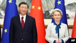 Китайският президент Си Дзинпин и председателката на Европейската комисия Урсула фон дер Лайен в Пекин, декември 2023 г.