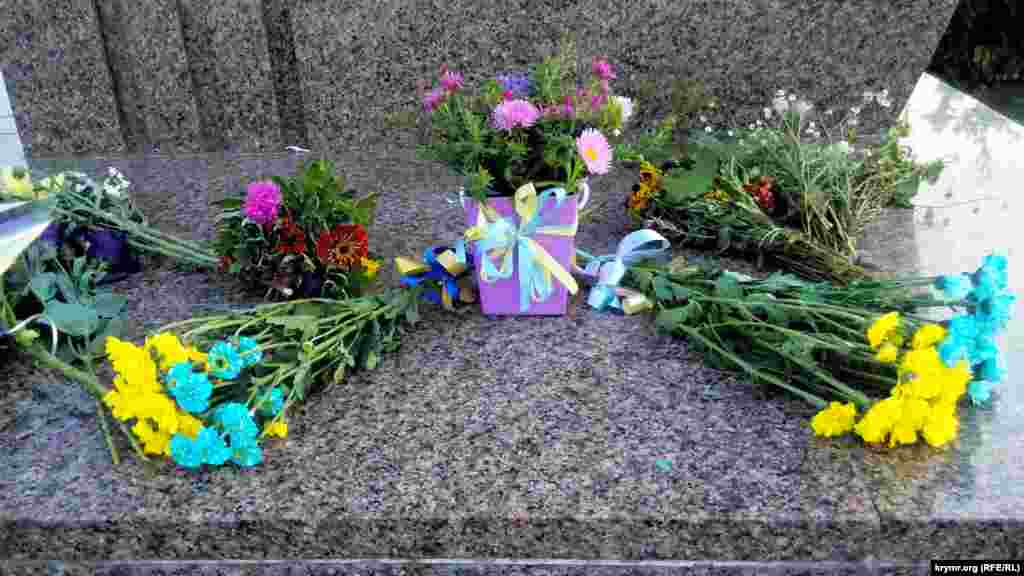 Цветы к памятнику Шевченко начали нести с утра. Жители Гагаринского района Севастополя подходили к активистам, интересовались событием, по собственной инициативе вспоминали и читали возле памятника стихи Тараса Шевченко