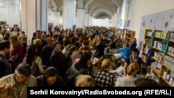 Щороку «Книжковий арсенал» відвідують тисячі людей