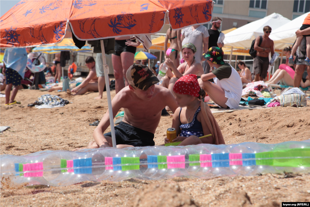 Многие приезжают сюда большими семьями. Отдыхающие, как правило, арендуют номера в близлежащих мини-отелях