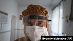 Лікар Іван Венжинович після огляду пацієнтів з коронавірусом в Почаївській лікарні. Фото зроблене 1 травня 2020 року