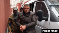 Владислав Есипенко с оперативником ФСБ после задержания в Крыму, март 2021 года