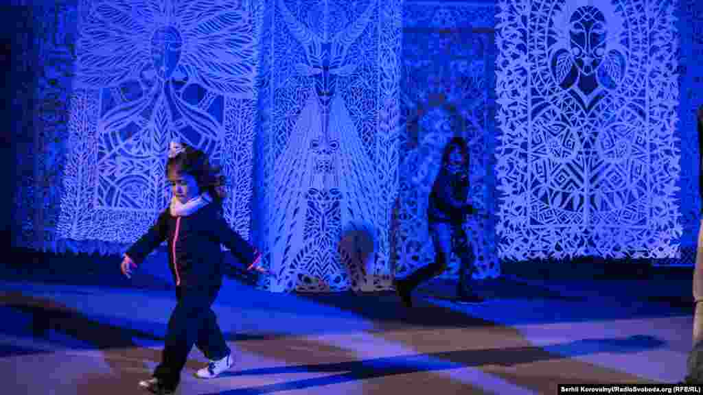 Серед інших спецпрограм – поетична сцена, майданчик ілюстраторів, Платформа незалежних, малих книгарень, проект від об’єднання малих видавців Малі.ua, креативні лабораторії від IZOLAB, Платформа електронного контенту, події від фестивалю фантастики Littera Con, французько-українська виставка ілюстрації Pictoric, поетичний майданчик Meridian Czernowitz, проект «Література як соціальна дія» Ірини Славінської, проект «Література і катастрофа» Євгена Стасіневича тощо