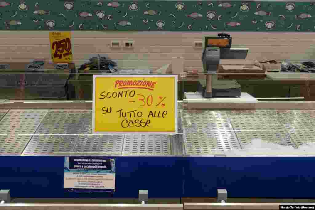 Порожня рибна полиця в супермаркеті в Кодоньо. Напис: «Акція. Знижка 30% на все, що на полиці»