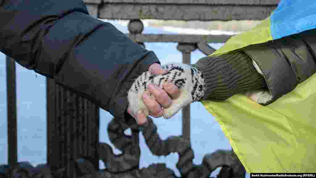 Посередині мосту над Дніпром обидві колони зустрілись, і відбувся справжній «Акт злуки»