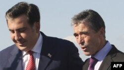 Міхеїл Саакашвілі (ліворуч) заявив, що підтримав би будь-якого кандидата передвиборчих перегонів, окрім Порошенка, а Андерс Фоґ Расмуссен стверджує, що його відеозвернення було не сигналом підтримки одного з кандидатів, а закликом до всіх українців