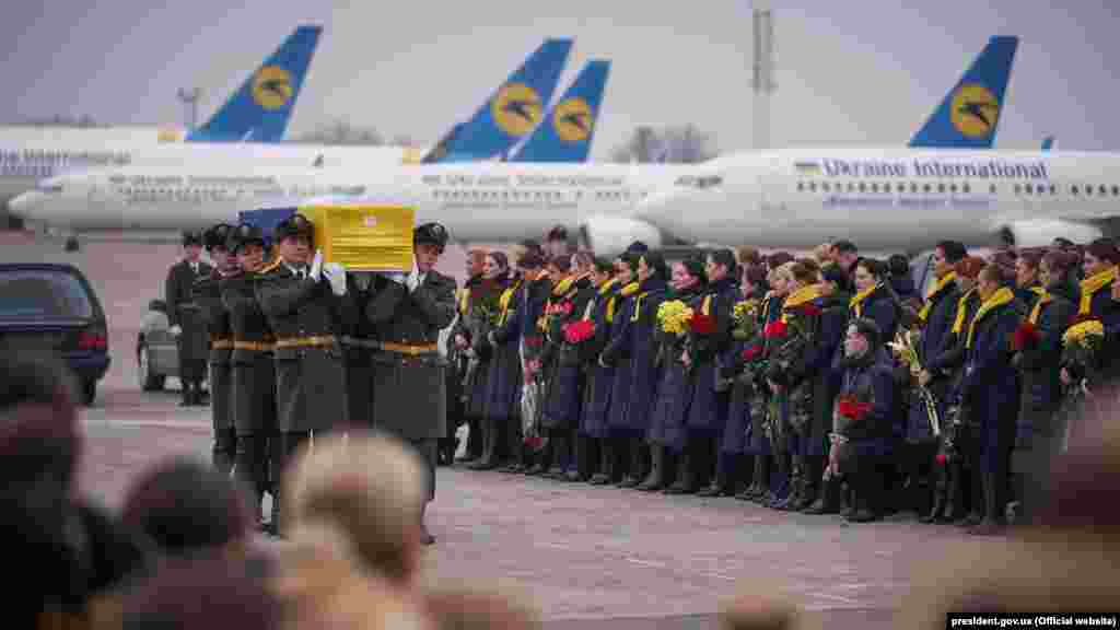 Церемонія прощання із загиблими внаслідок збиття літака МАУ в Ірані. Міжнародний аеропорт «Бориспіль», 19 січня 2020 року ФОТОГАЛЕРЕЯ