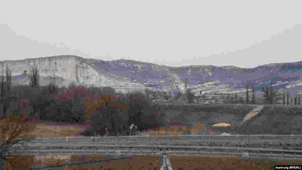 Знаменитая гора теперь отделена от города автотрассой «Таврида»