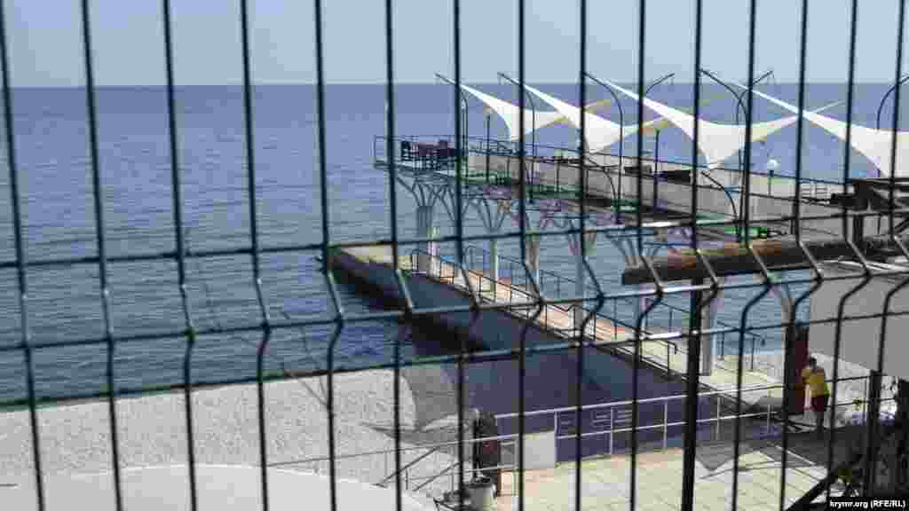 Двигаясь на восток от «Дельфина», мы проходим еще один закрытый пляж – военного санатория «Ялта», подведомственного на сегодняшний день Минобороны России. Он, как и пляж «Черноморье», доступен только курортникам из санатория