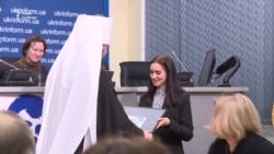 Подарунок Епіфанію з-за грат: Сущенко передав малюнок – відео Подарунок Епіфанію з-за грат: Сущенко передав малюнок – відео