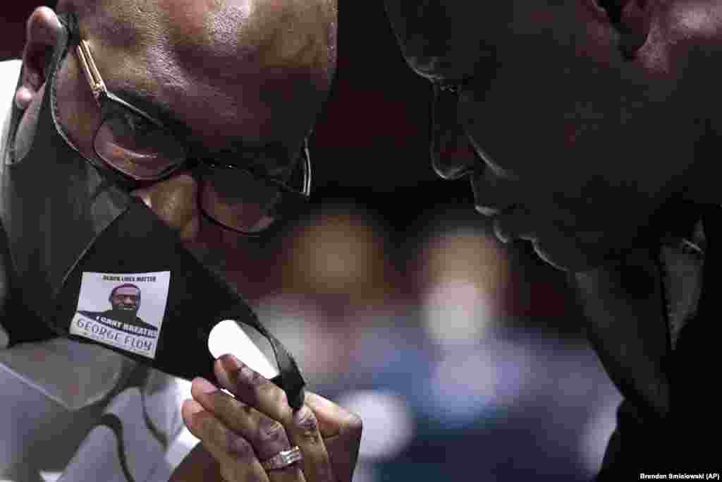 Філоніс Флойд, брат Джорджа Флойда, розмовляє з Беном Крампом, адвокатом з цивільних прав, під час слухань у Комітеті з питань судових справ про запропоновані зміни в поліцейській практиці та підзвітності на Капітолійському пагорбі у Вашингтоні. 10 червня 2020 року