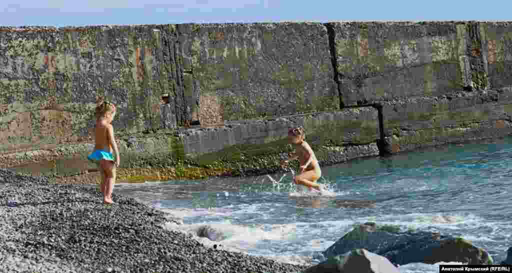 А самые юные – купание в еще прохладном море